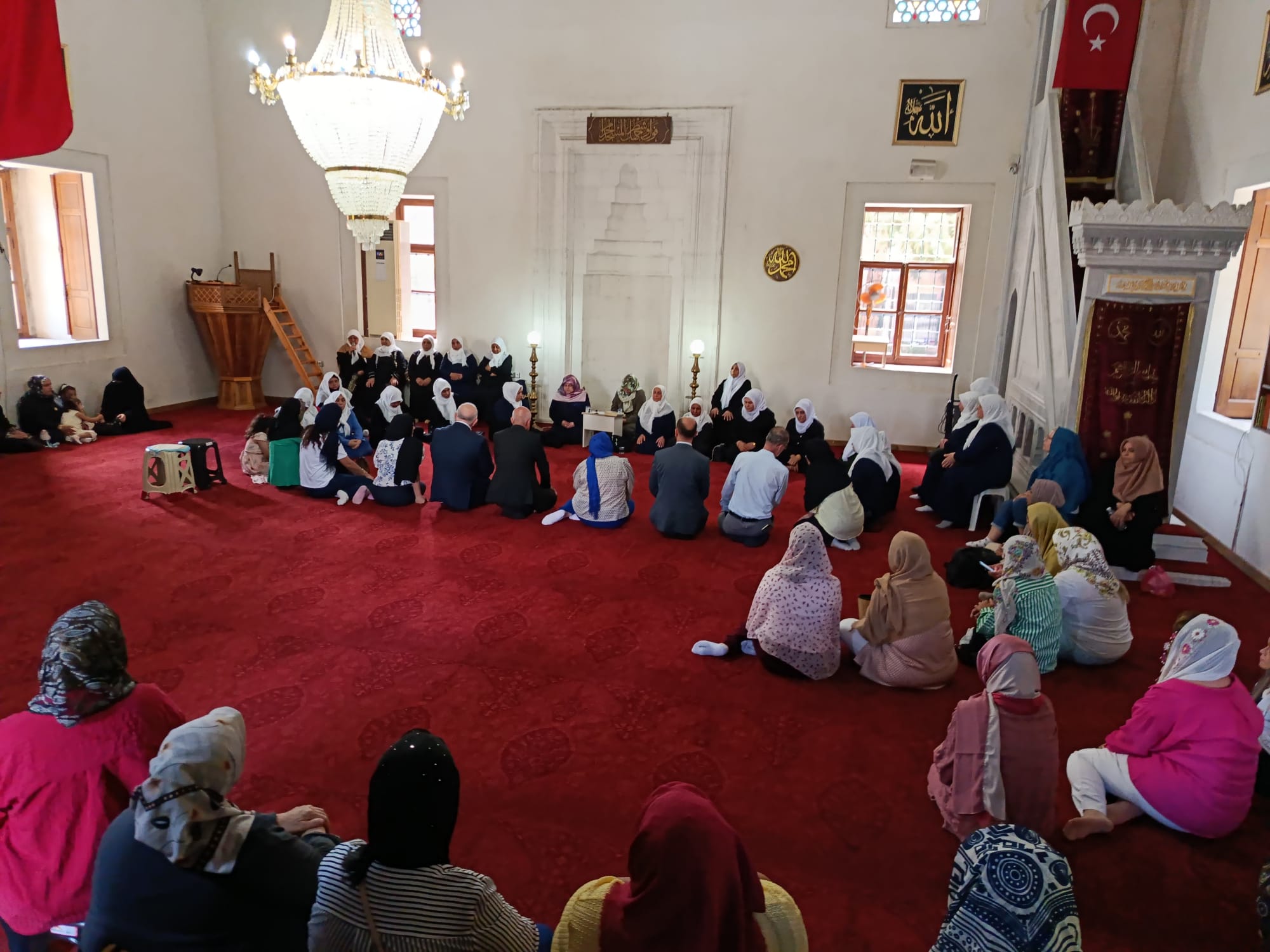 Edirne Valiliği Sosyal Yardımlaşma ve Dayanışma Vakfı bünyesinde faaliyet gösteren Sosyal Destek Merkezlerinde (SODAM) eğitim gören kursiyerler için anlamlı bir program düzenlendi.